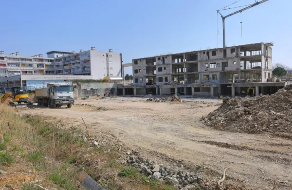Delo na gradbišču bodoče soseske Ewol Residence kljub izrednim 
razmeram ni zastalo. 