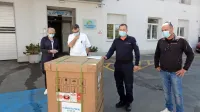 Direktorica in strokovni vodja sežanske bolnišnice sta se v petek zelo razveselila predstavnikov 
regijskega štaba CZ, ki sta   pripeljala zanesljiv respirator.