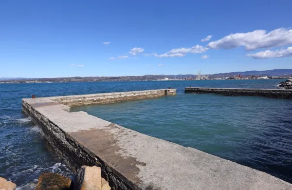Divje kopališče na Moletu bodo do letošnjega poletja le delno sanirali, na pravo obnovo pa bo moral še počakati.
