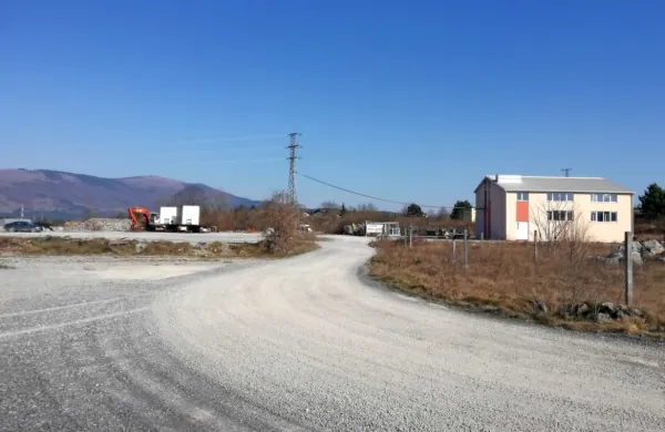 Do sedaj je v coni Na vrtači Krumpak zgradil le eno od 13 
načrtovanih poslovnih hal in načrte za več let opustil. 