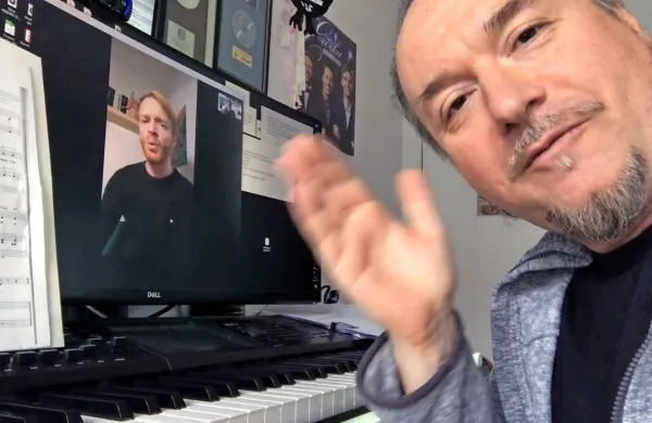 Rok Matek in maestro Patrik Greblo za novo glasbeno predstavo 
vadita kar prek spleta. 