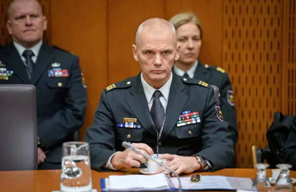 

Brigadir Robert Glavaš je v Slovenski vojski zaposlen od leta 1991. 
Na Fakulteti za pomorstvo in promet je opravil specializacijo iz 
prometnih ved, do imenovanja za načelnika pa je bil na položaju 
namestnika bivše načelnice Ermenčeve. Z družino živi v Ilirski 
Bistrici.