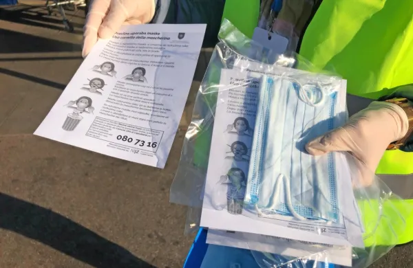 V tem tednu  bo koprska občina prek krajevnih skupnosti med 
občane razdelila dodatnih 19.940 mask.