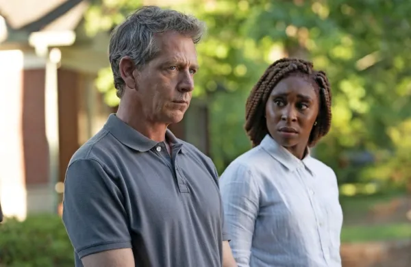  V Avtsajderju imata glavni vlogi Ralph Anderson (Bob Mendelsohn) in Holly Gibney (Cynthia Erivo), 
ki imata diametralno nasprotna pogleda na raziskovalne metode.