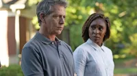  V Avtsajderju imata glavni vlogi Ralph Anderson (Bob Mendelsohn) in Holly Gibney (Cynthia Erivo), 
ki imata diametralno nasprotna pogleda na raziskovalne metode.