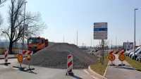 V prvi fazi so se dela začela na odseku Reške ceste od križišča proti 
Tržaški cesti, v naslednjih fazah pa bo potrebna tudi popolna 
zapora Reške in Titove . 



