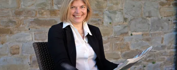 Ker so pri pandemiji vprašanja globalna, bi morali tudi odgovore 
nanje iskati na globalni ravni, meni tržaška ekonomistka Lara 
Vessel. 