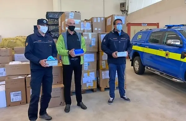 Skupaj bo Pipistrel doniral 100.000 mask in tudi 1100 testerjev.