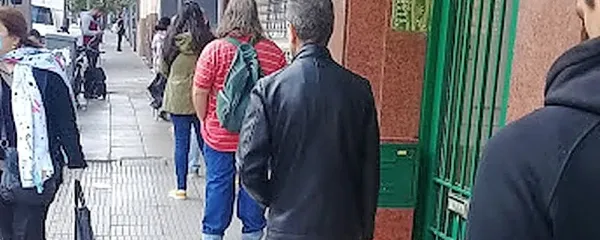 Tudi pred trgovinami v Buenos Airesu lepo v vrsti in v zapovedani 
razdalji