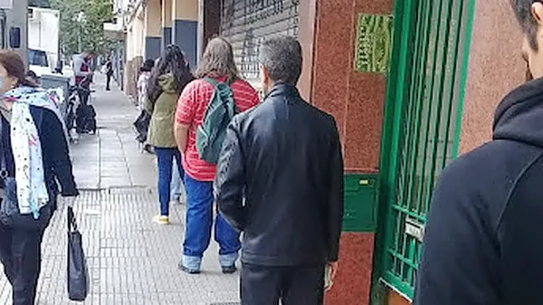 Tudi pred trgovinami v Buenos Airesu lepo v vrsti in v zapovedani 
razdalji