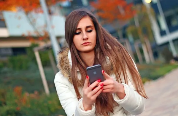Obvestilo o tem, da so bili v bližini okužene osebe, bi prejeli vsi 
uporabniki, katerih telefoni so se prek bluetooth povezave v 
zadnjih 15 dneh “srečevali” s telefonom okuženega.