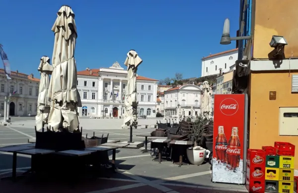 Med prvimi so svoje zaposlene na čakanje poslali gostinci.