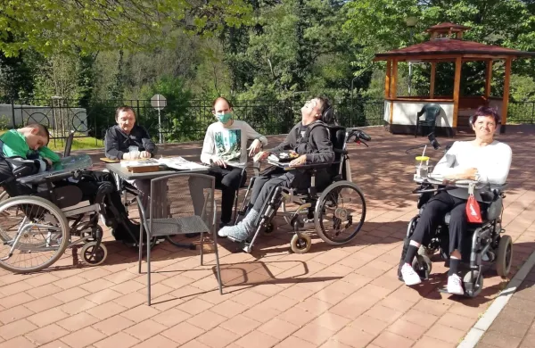 Uporabniki VDC Nova Gorica veliko časa preživijo zunaj, na svežem
zraku in soncu.