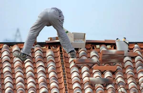 Tudi krovci in fasaderji bodo od ponedeljka znova lahko delali.