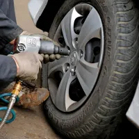 Od ponedeljka bodo lahko odprte tudi vulkanizerske delavnice. 