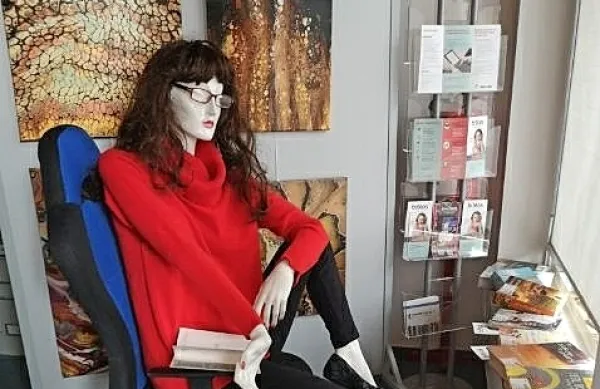 V času, ko prevladuje “ostanimo doma”, so v bistriški knjižnici 
pripravili posebno izložbo, v kateri prav “posebna knjižničarka” 
poziva: “Dragi bralci, ostanite doma, da se lahko vsi zdravi čim prej 
vidimo”. Izložbo je pripravila Nada Koritnik.