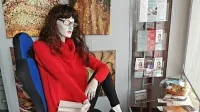 V času, ko prevladuje “ostanimo doma”, so v bistriški knjižnici 
pripravili posebno izložbo, v kateri prav “posebna knjižničarka” 
poziva: “Dragi bralci, ostanite doma, da se lahko vsi zdravi čim prej 
vidimo”. Izložbo je pripravila Nada Koritnik.