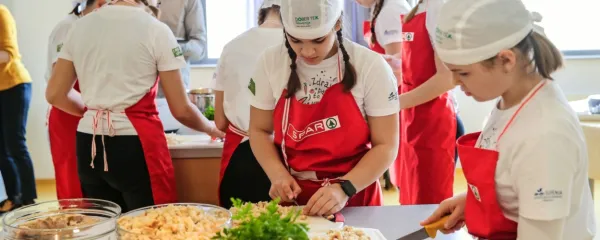 Mladi kuharji iz ajdovske Osnovne šole Šturje med zadnjim ustvarjanjem v šolski kuhinji, preden jo je zaprl koronavirus.

