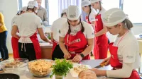 Mladi kuharji iz ajdovske Osnovne šole Šturje med zadnjim ustvarjanjem v šolski kuhinji, preden jo je zaprl koronavirus.

