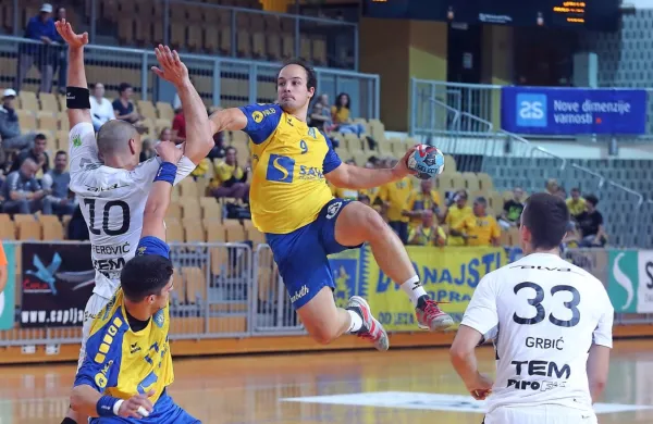 Tudi Grega Krečič (v skoku) odhaja iz Kopra, pot ga vodi na 
Madžarsko.