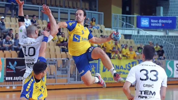 Tudi Grega Krečič (v skoku) odhaja iz Kopra, pot ga vodi na 
Madžarsko.