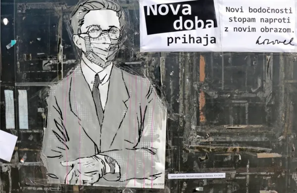 Tako Srečko Kosovel, ki ga je upodobil Simon Kastelic, nagovarja 
ljudi, naj se mu pridružijo pri razmišljanju o tem času in 
prihodnosti, kakršno si želijo. (Foto: Simon Kastelic)