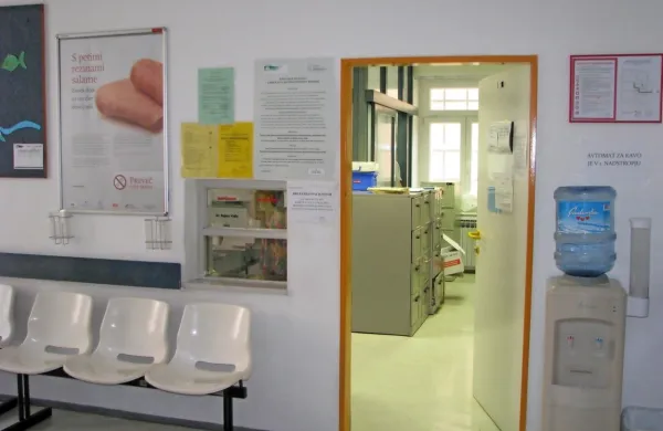 Skupaj, kot so sedeli v čakalnicah  pacienti  do  epidemije, poslej 
zaradi varnosti in ogrožanja virusa ne bo več dovoljeno.   