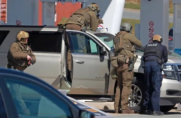 Po uvodnih podatkih kaže, da je strelec začel pohod v Portapiqueju, nato pa šel naprej. Pri bencinski postaji naj bi ga spravili
v kot in prišlo je do obstreljevanja.