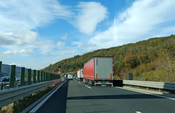 Zaradi burje je na hitri cesti med razcepom Nanos in priključkom 
Ajdovščina ter na regionalni cesti Podnanos-Manče-Vipava prepovedan promet za za kamp prikolice, hladilnike in vozila s 
ponjavami do osem ton.