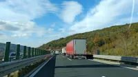 Zaradi burje je na hitri cesti med razcepom Nanos in priključkom 
Ajdovščina ter na regionalni cesti Podnanos-Manče-Vipava prepovedan promet za za kamp prikolice, hladilnike in vozila s 
ponjavami do osem ton.