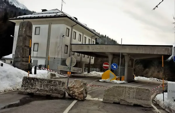 Prehod na Predelu je zaprt, župana pritiskata, da ga je treba odpreti,  vlada pa za zdaj to možnost še preučuje. 