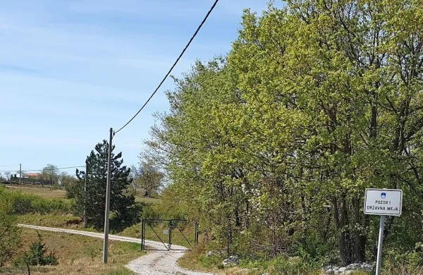 Pred dvema tednoma  je država na kolovozu med  vasema Tuniši pri 
Pregari na slovenski strani in Kluni na Hrvaškem postavila kovinski 
porton.