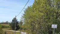 Pred dvema tednoma  je država na kolovozu med  vasema Tuniši pri 
Pregari na slovenski strani in Kluni na Hrvaškem postavila kovinski 
porton.