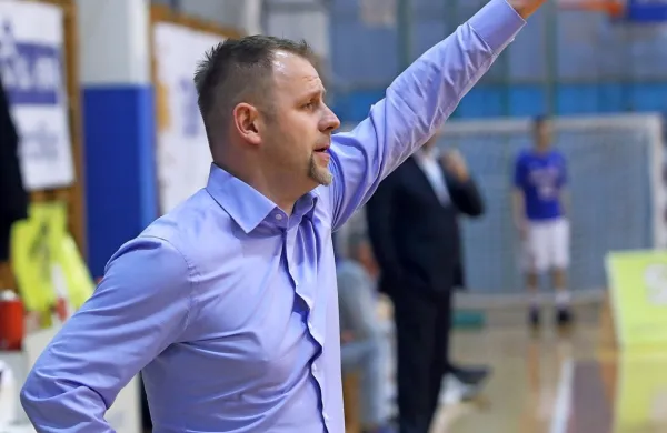  Teddy Delač je doma iz  Kastava nad Reko. V obeh sezonah vodenja 
sežanskih košarkarjev se je z ekipo uvrščal  tik pod vrhom druge 
SKL.