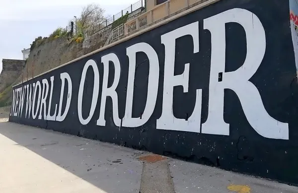 Z grafitom Novi svetovni red (New world order) je želel anonimni 
lokalni umetnik opozoriti na posledice, ki jih je prinesel koronavirus in nam med drugim omejujejo svobodo. 
