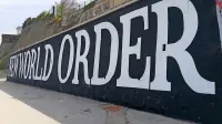 Z grafitom Novi svetovni red (New world order) je želel anonimni 
lokalni umetnik opozoriti na posledice, ki jih je prinesel koronavirus in nam med drugim omejujejo svobodo. 