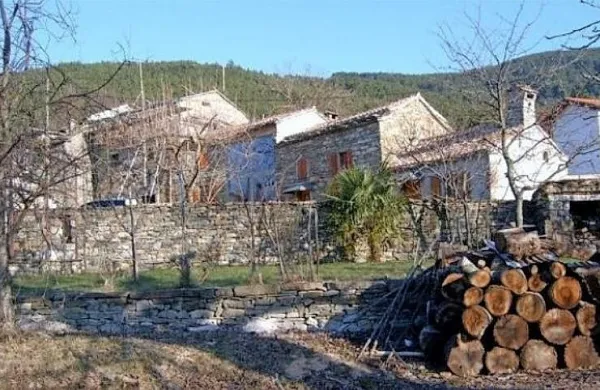 V Pisarih nestrpno čakajo na vodovodne priključke, a v koprski 
občini pravijo, da so do zdaj prejeli zgolj eno vlogo za odmero 
komunalnega prispevka, ki je pogoj za priključitev. 