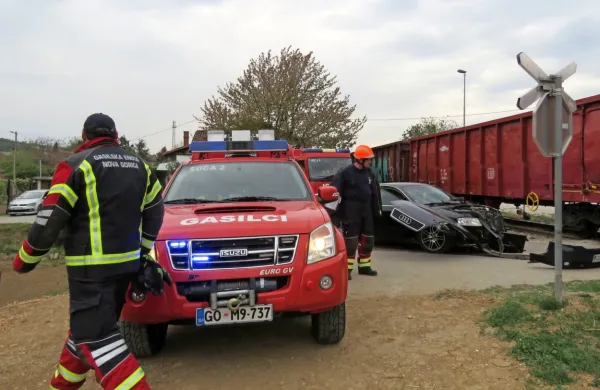 Po  trčenju je audi odbilo približno tri metre nazaj na cesto, tovorni 
vlak pa se je ustavil dobrih  75  metrov naprej.