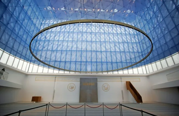 Muslimanski kulturni center in džamija v Ljubljani samevata.