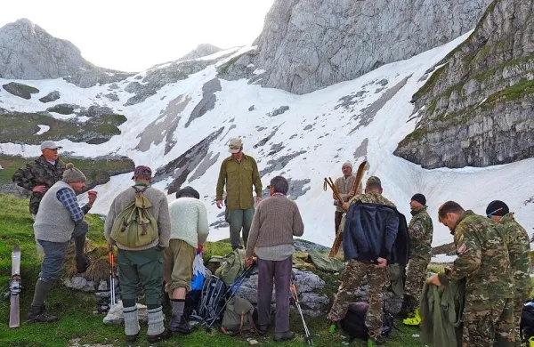 Pri soustvarjanju dokumentarca so pomagali bovški starosvetni 
smučarji pod vodstvom Franca Čopija.   