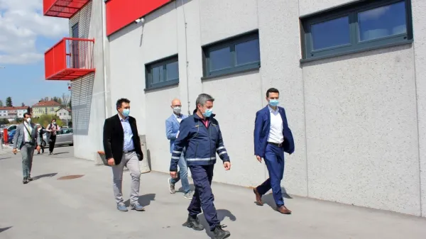 

Obrambni minister Matej Tonin se je ob obisku v regiji s postojnskim županom Igorjem Marentičem pogovarjal tudi o usodi 
vojaškega vadišča Poček.  

