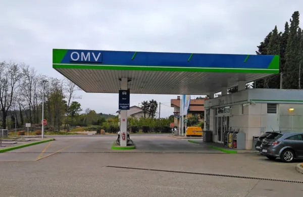 Na bencinskem servisu v Vipolžah zdaj ni gneče. 