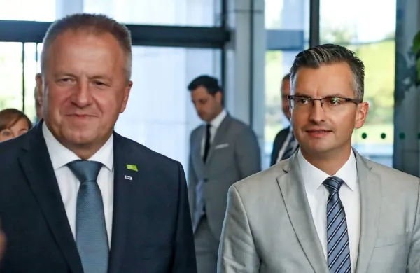 Sodu je izbilo dno pismo zdaj že nekdanjega direktorja Zavoda za 
blagovne rezerve Antona Zakrajška, pravi prvak LMŠ Marjan Šarec, 
ki napoveduje vložitev interpelacije zoper ministra  Zdravka 
Počivalška. 