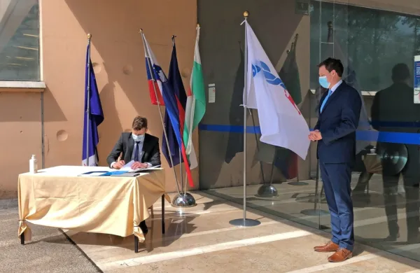 Sporazum o brezplačni uporabi aplikacije za potrebe zdravstva sta podpisala minister za javno upravo 
Boštjan Koritnik in direktor organizacijske enote Trg dela pri Telekomu Slovenije Primož Kučič.     