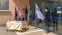Sporazum o brezplačni uporabi aplikacije za potrebe zdravstva sta podpisala minister za javno upravo 
Boštjan Koritnik in direktor organizacijske enote Trg dela pri Telekomu Slovenije Primož Kučič.     