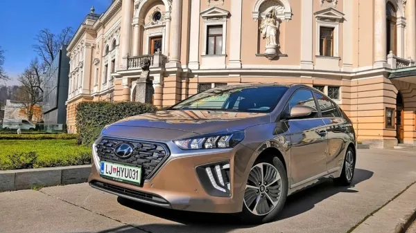 Priključni hibrid želi ponuditi brezemisijsko tehnologijo za mesto 
in velik doseg z uporabo bencinskega agregata. In to mu tudi 
uspeva.