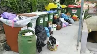 Takšno je bilo stanje v ponedeljek na ekološkem otoku nad podhodom v Sežani, ob blokih nad 
domom upokojencev  so občani odložili kavč, pri sosednjih otroško posteljico ...   