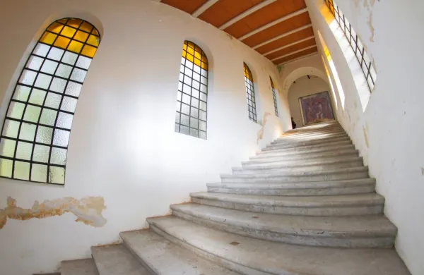 Stavba, v kateri so svete stopnice,  je dotrajana in potrebna 
celovite prenove.   