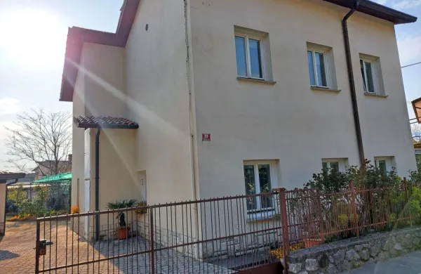 Jožefa Curk se v dveh civilnih in enem kazenskem postopku bori za 
svojo hišo v Solkanu.