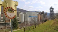V Salonitu so za dva tedna ustavili proizvodnjo, nadaljevali bodo le 
z odpremo cementa.  